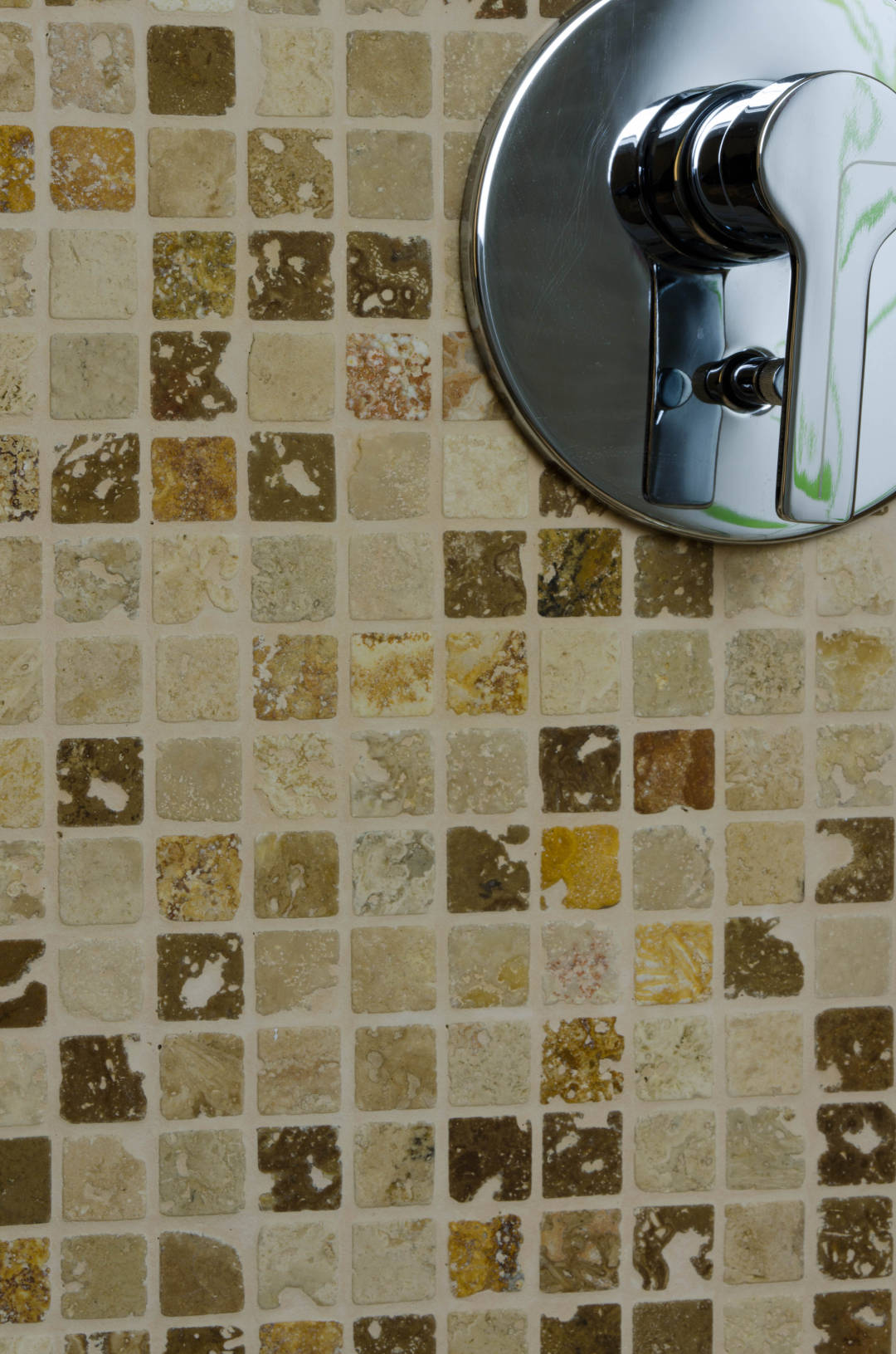 Mosaico in travertino su rete rustico
