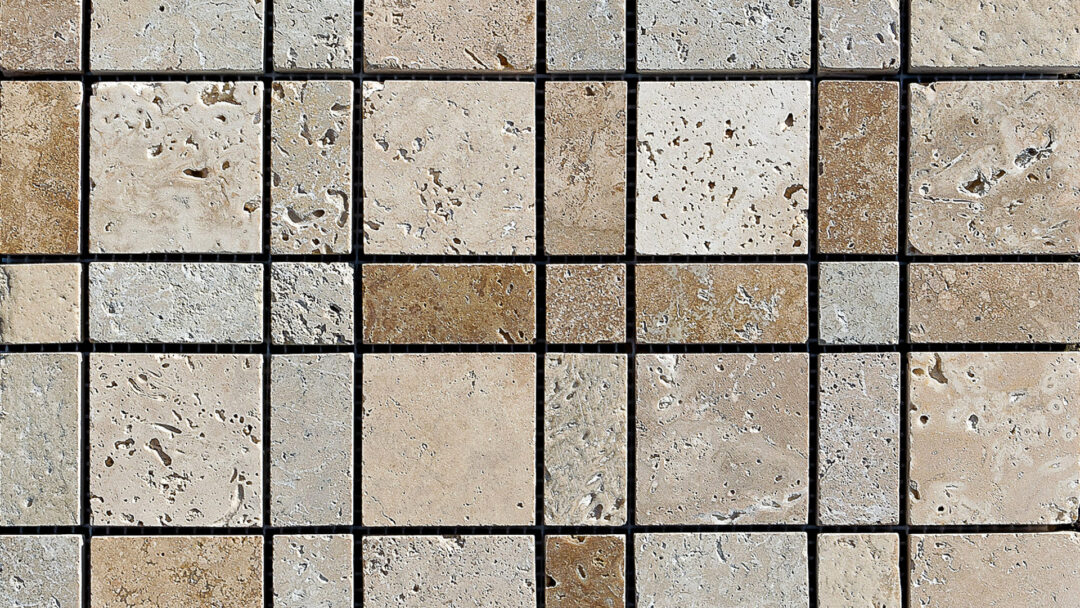 Mosaico per bagni in travertino misto