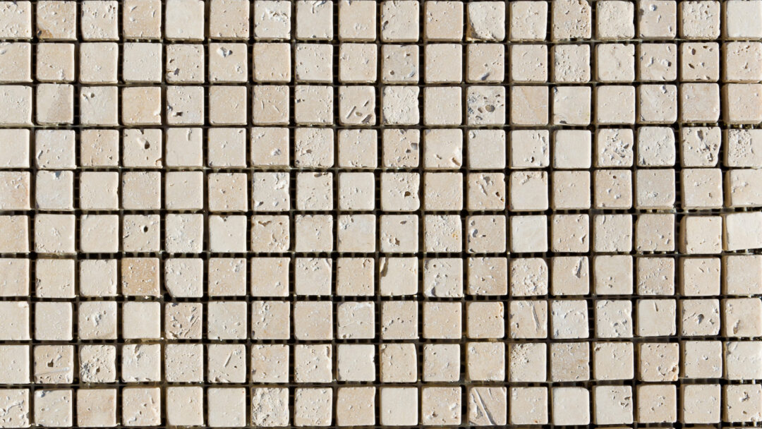 Mosaik auf Netz mit kleinen quadratischen Fliesen aus weißem Travertin