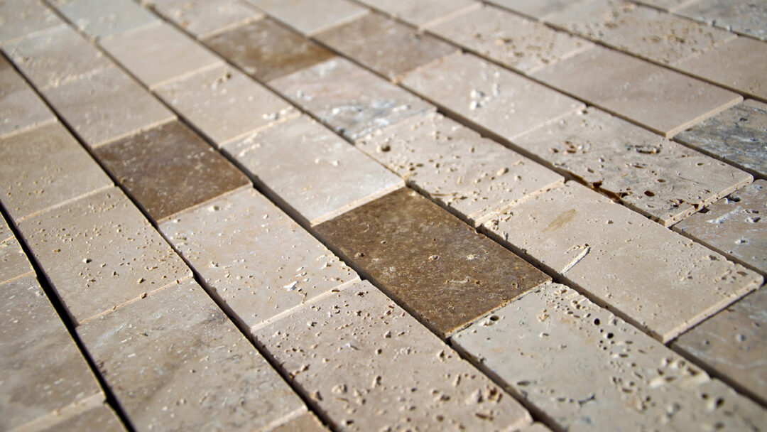Mosaico-su-rete-in-travertino-levigato