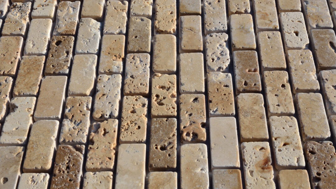 Mosaico-su-rete-in-travertino-per-bagno