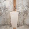 Lavabo a colonna in travertino Piramide