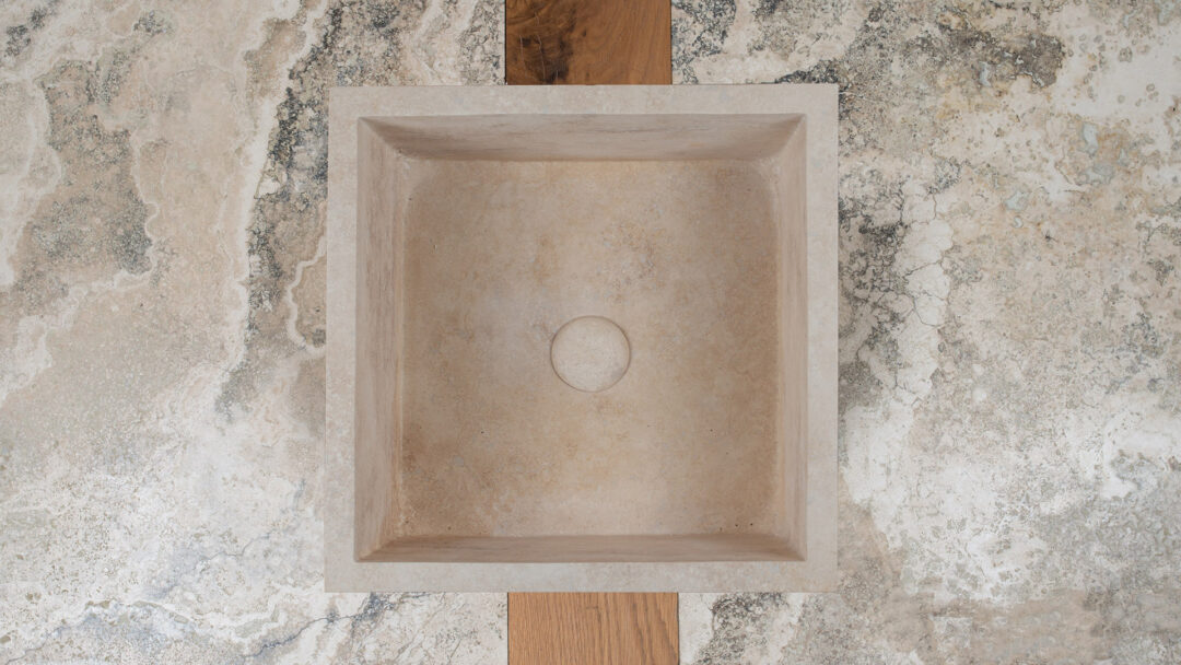 Lavabo a colonna in travertino Piramide