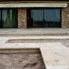 Piscina-con-mattonelle-10×10-in-Travertino-chiaro