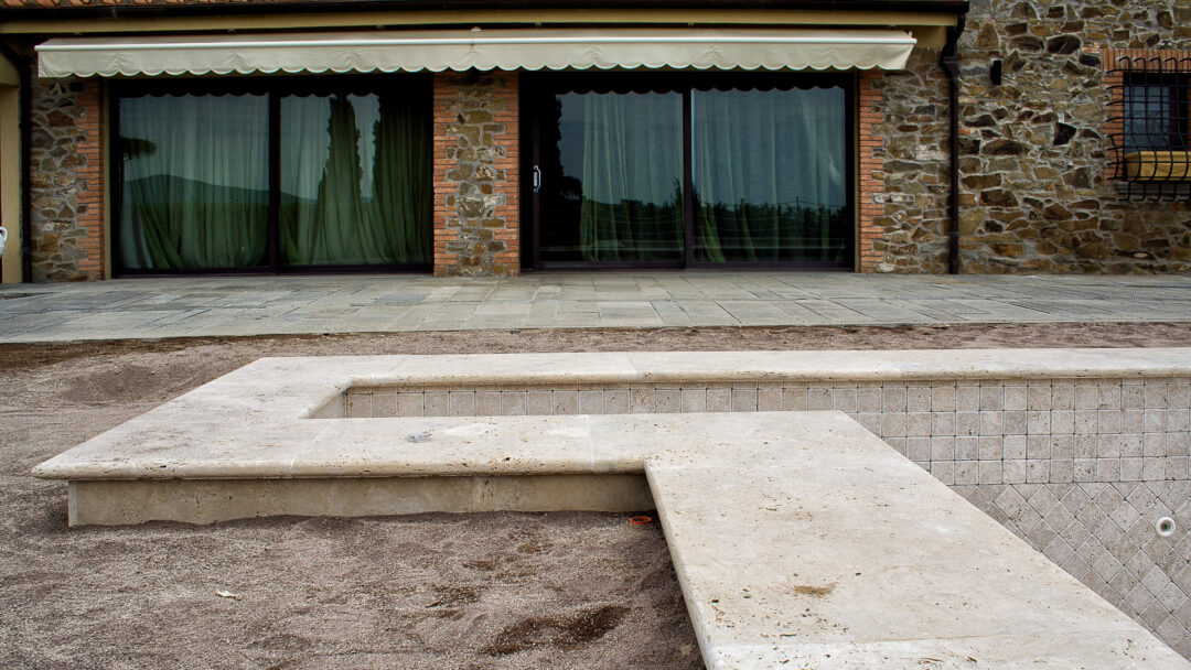 Piscina-con-mattonelle-10×10-in-Travertino-chiaro