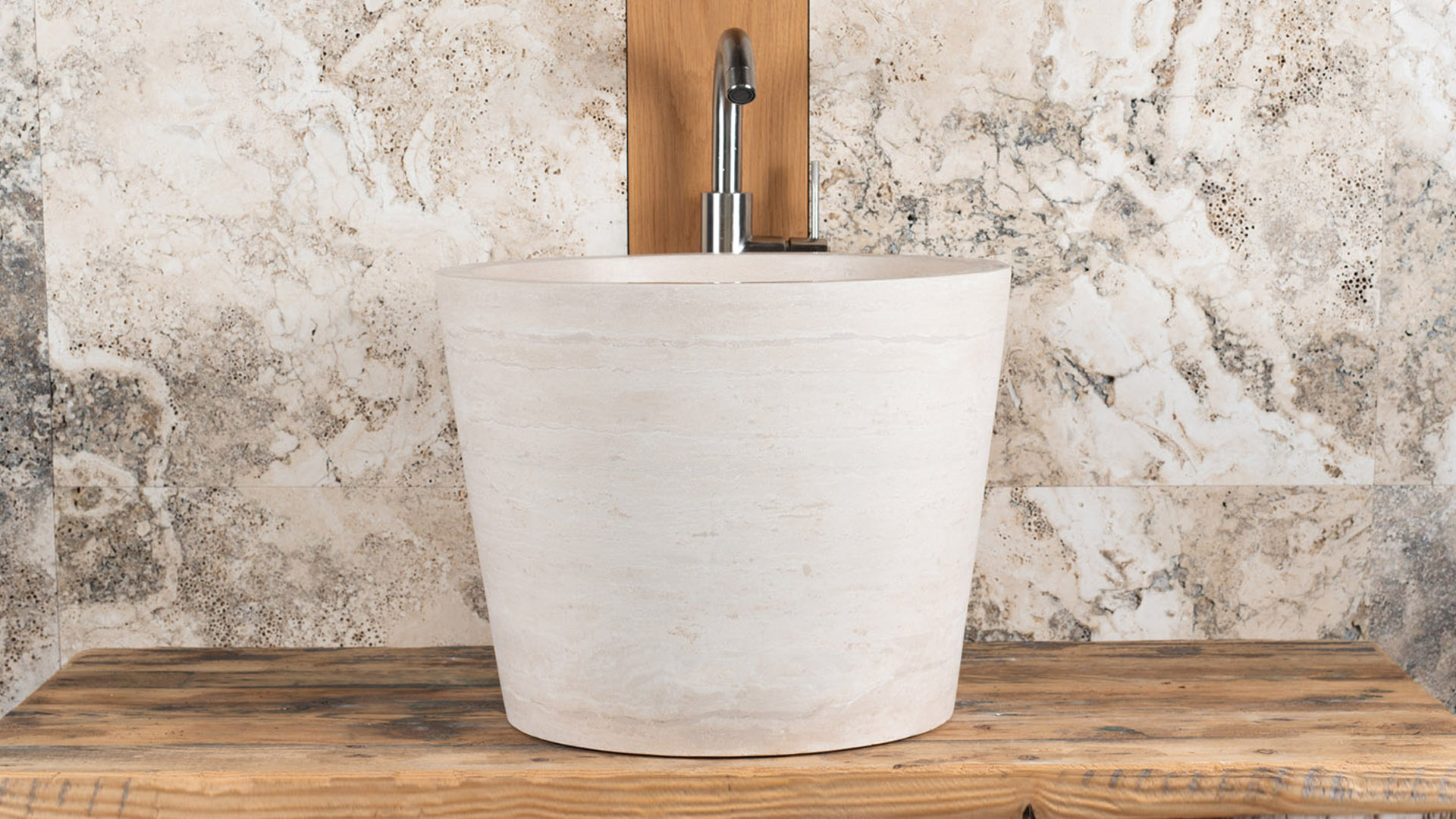 Lavabo alto in travertino &ldquo;Secchio&rdquo;