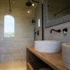 Travertino conrofalda bagno moderno