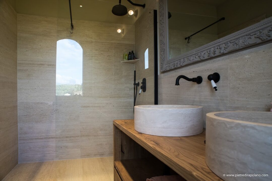Travertino conrofalda bagno moderno