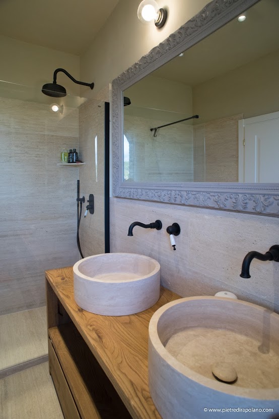 Travertino conrofalda con lavabo abbinato