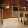 Cucina con pavimento in marmo nuvolato