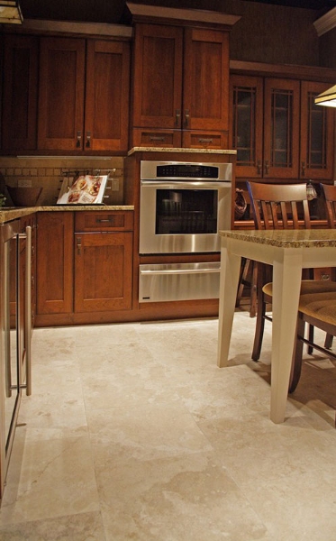 Cucina con pavimento in marmo nuvolato
