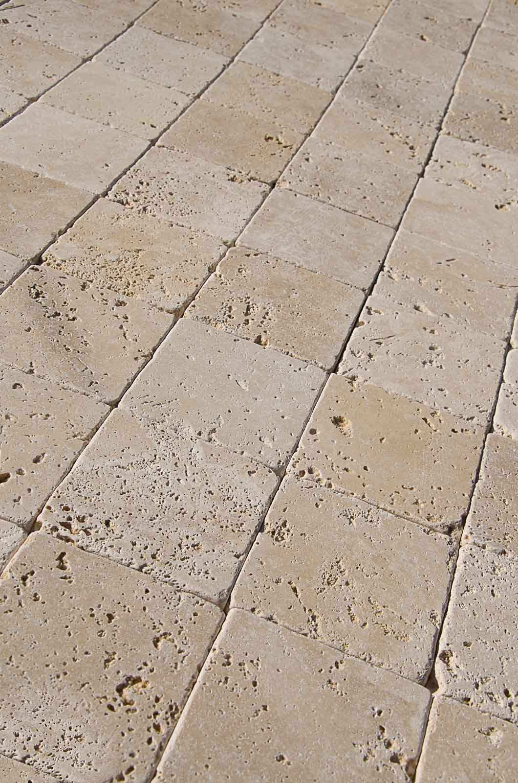 Mosaico ciottolo anticato travertino tessere quadrate
