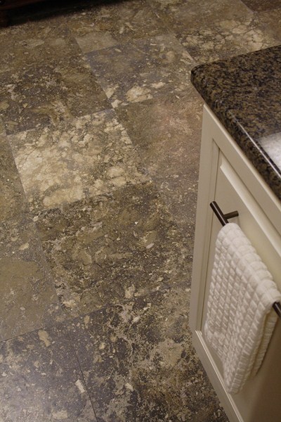 Pavimento Cucina in travertino Venato Scuro (PDR008)
