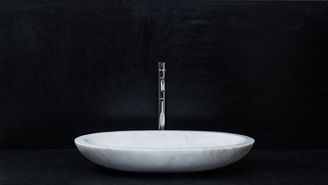 Oval sink in White marble