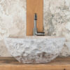 Tondozzo: lavabo da bagno in travertino bianco dall'aspetto rustico