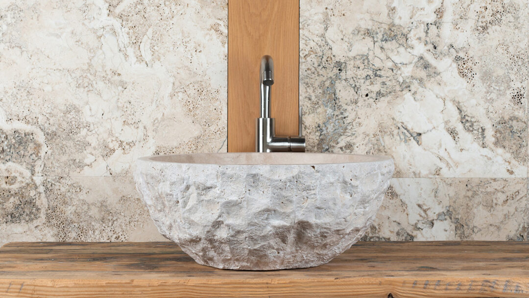 Tondozzo: lavabo da bagno in travertino bianco dall'aspetto rustico