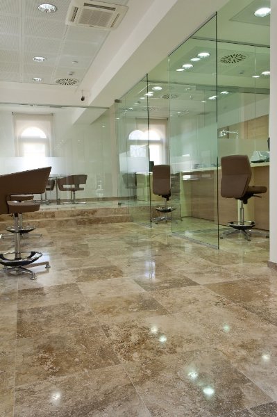 Pavimentazione ufficio in travertino Terra Chiara