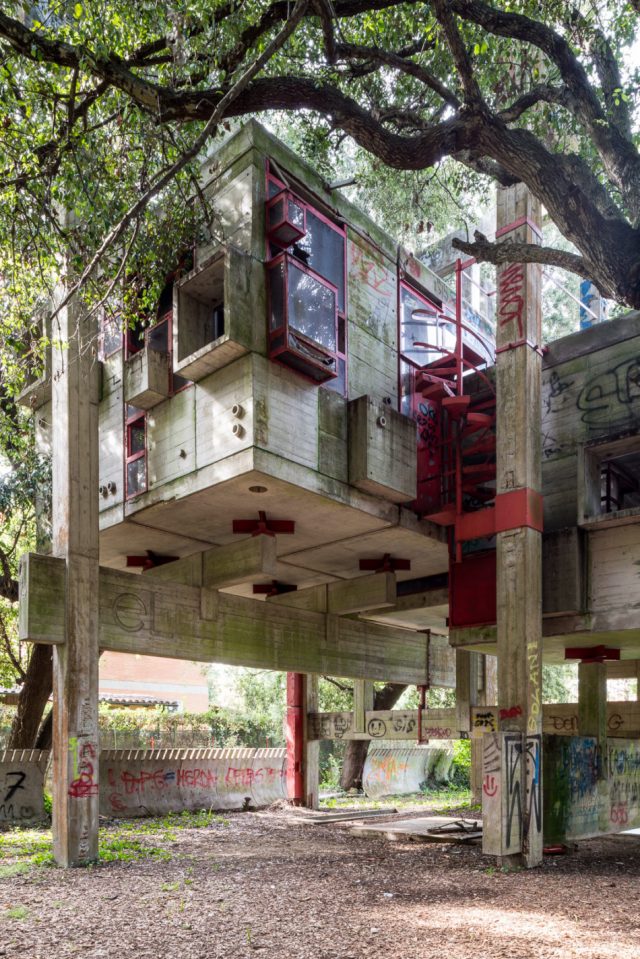 Experimentelles Haus architektonische Ruinen x x
