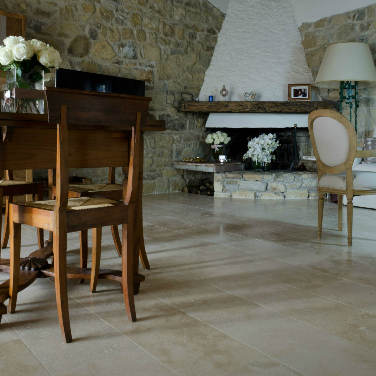 Pavimento in travertino light blend per soggiorno e cucina