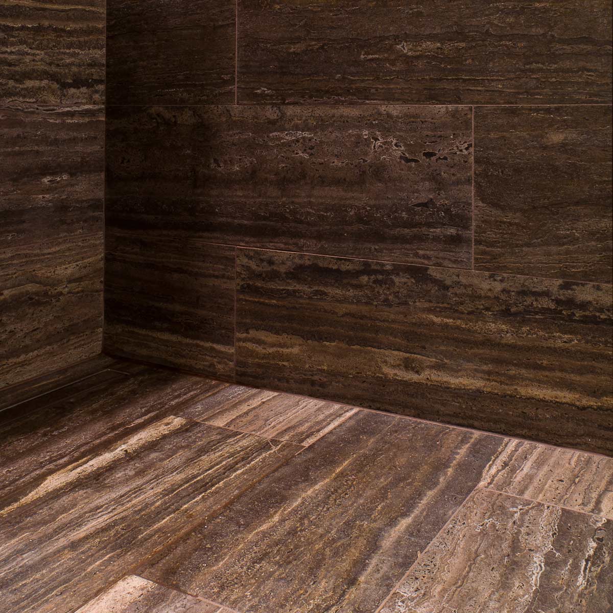 Travertino Zebra Black in una doccia