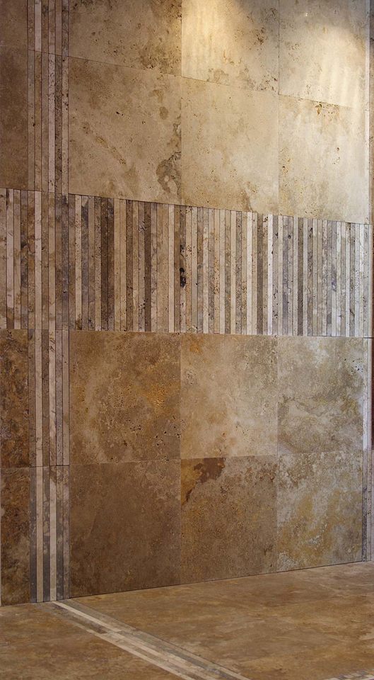 Badezimmer mit Mosaik aus Pietra di Rapolano