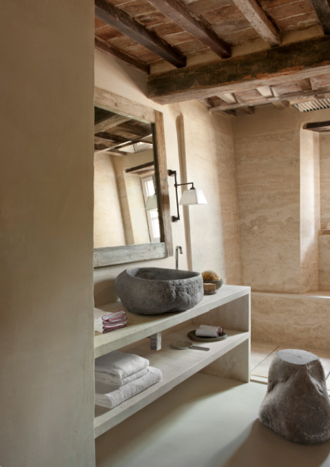 bagno shabby rustico con lavabo in pietra da appoggio