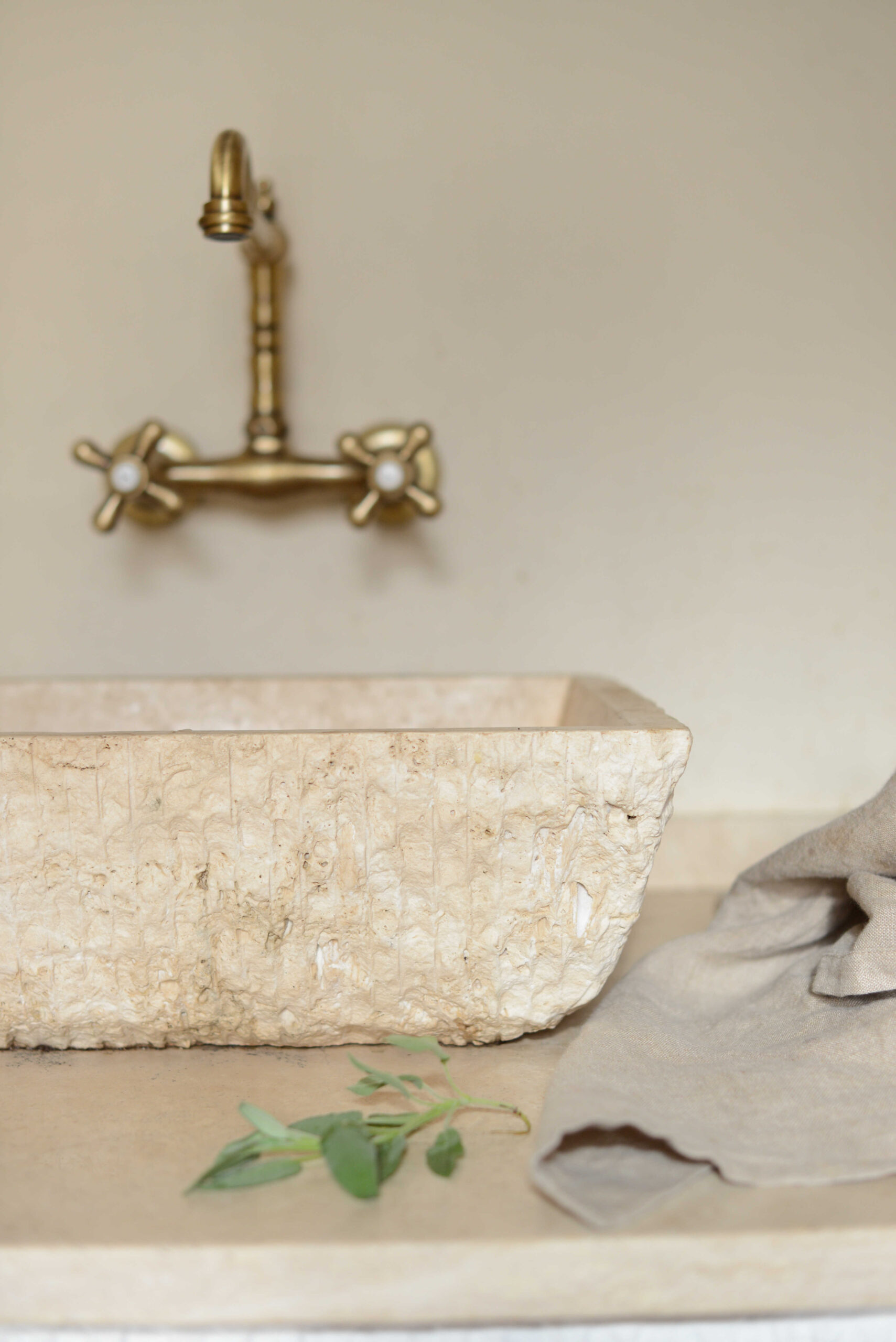Lavabo "Pilozzo" in travertino - cucina valdirose Lavabo pilozzo travertino cucina valdirose Irene Berni
