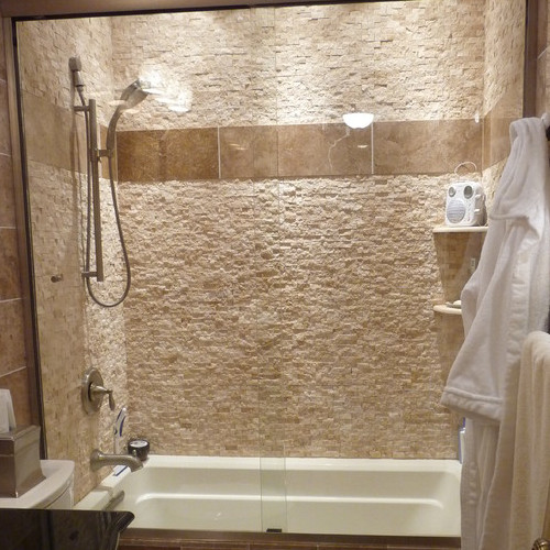 bagno con rivestimenti in mosaico travertino bagno