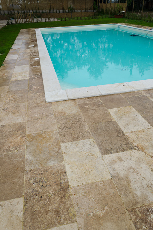 Schwimmbad mit Boden aus Pietra di Rapolano World Wide