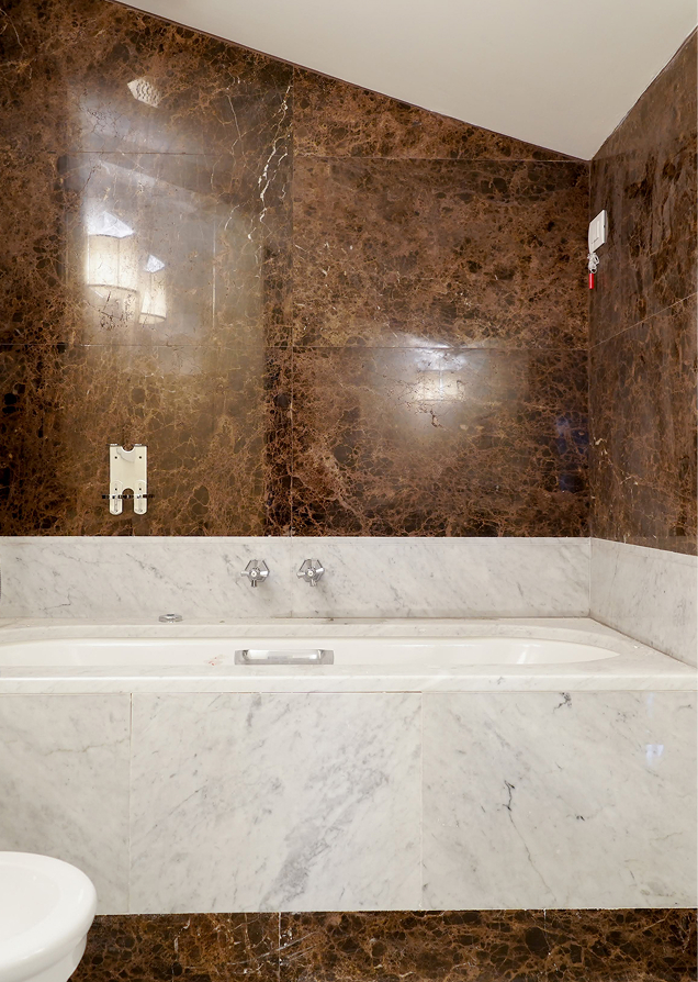 Marmo-Pavimenti-e-Rivestimenti-Bagno-Bagno-Carrara-e-Dark-emperador-Hotel Bagno in Marmo Pavimenti e Rivestimenti Bagno