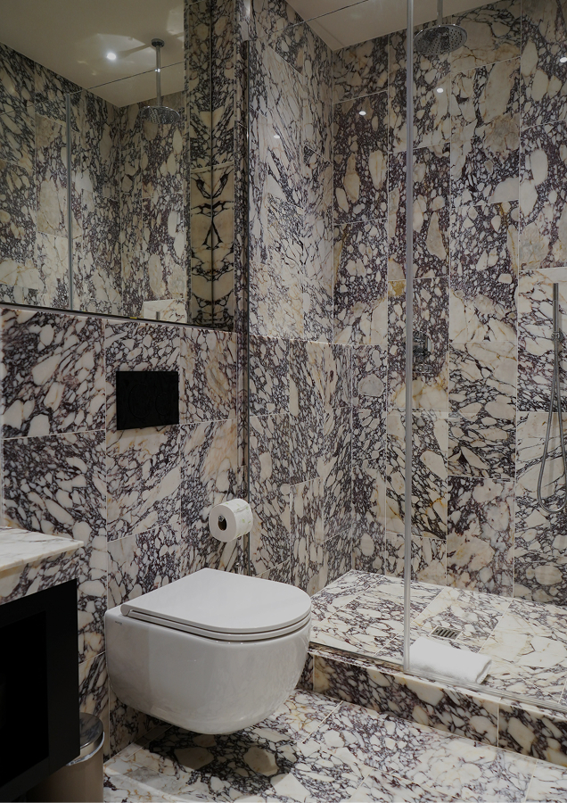 Marmo - Pavimenti e Rivestimenti - Bagno - Breccia Viola - Palazzo Titnori Garden - Ilaria Sassolini Marmo - Pavimenti e Rivestimenti - Bagno - Breccia Viola - Palazzo Titnori Garden - Ilaria Sassolini