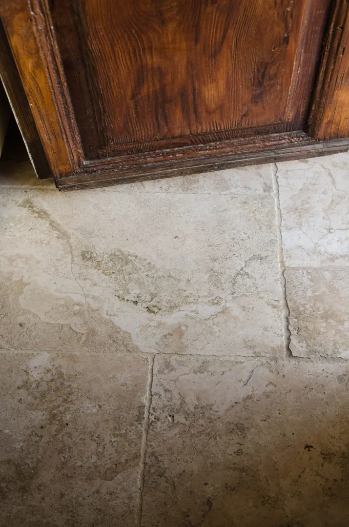 Pavimenti-e-Rivestimenti-soggiorno-travertino-pietre-di-rapolano-12-715x1080 Pavimenti e rivestimenti per soggiorno con travertino