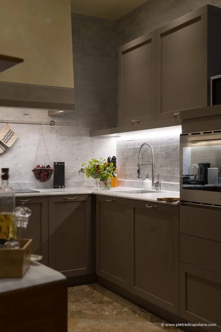 pietre-di-rapolano-cucina-marmo-05-720x1080 Cucine in marmo