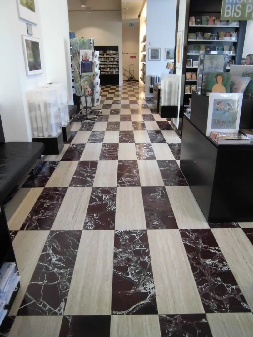 pietre-di-rapolano-soggiorno-marmo-22-810x1080 RIVESTIMENTI E PAVIMENTI IN MARMO