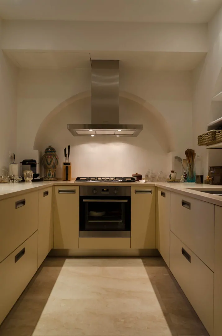 residenza-sui-lungarni-pietre-di-rapolano-5-715x1080 Pavimenti e rivestimenti in pietra per cucine
