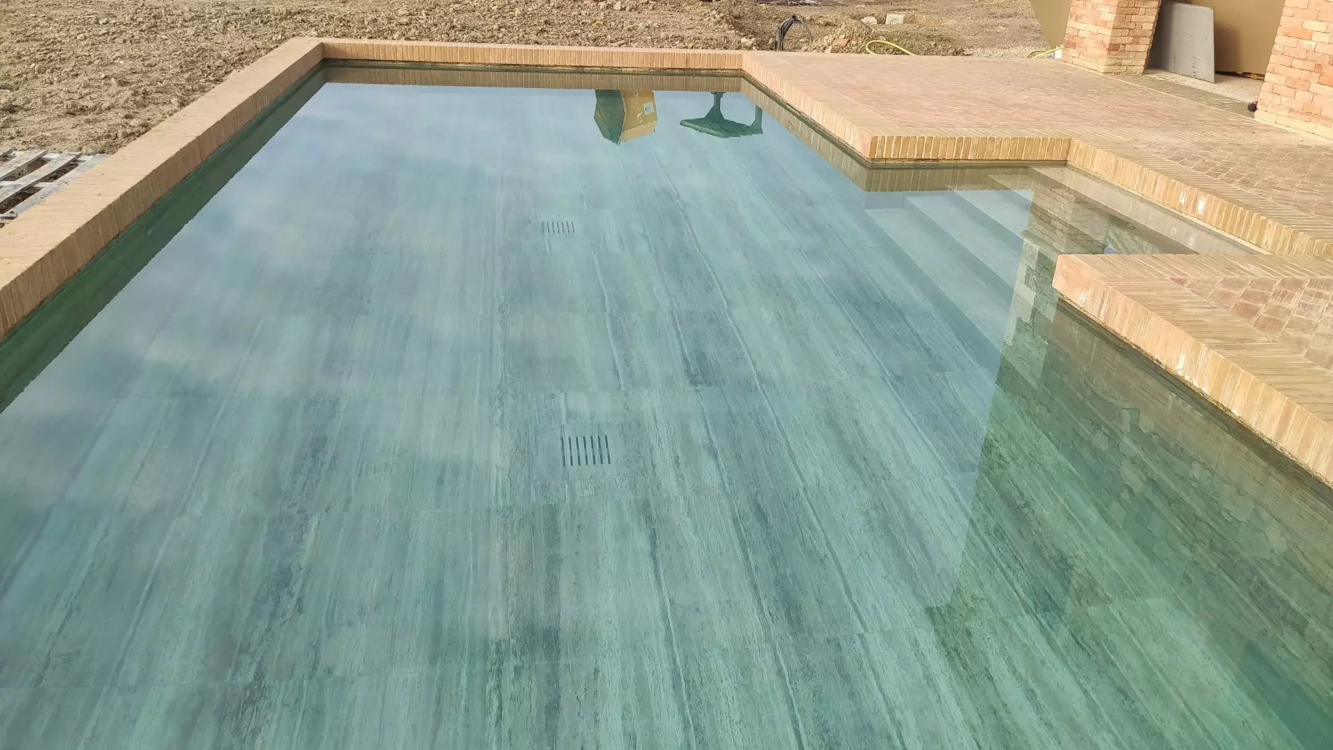 PDR047-Zebra-Terra-Chiara-travertino-interno-piscina-1920x1080 PDR047-Zebra-Terra-Chiara-travertino-interno-piscina-1920×1080